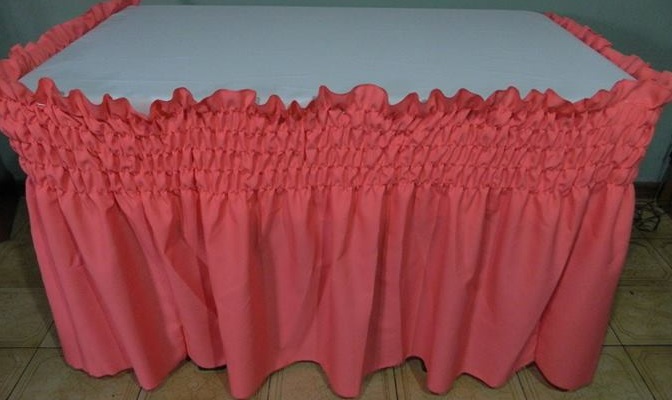 Venta de polleras de mesa, pollerones de mesa, faldones de mesa elastizados en tela raso para decorar mesa principal o mesa dulce o mesa imperial